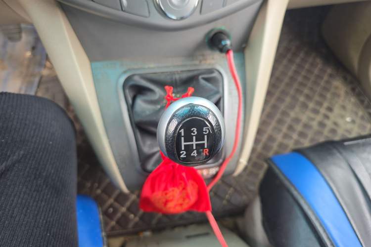 Used BYD S6 2014 2.0L Manual Luxury 5-Seater Gear Lever