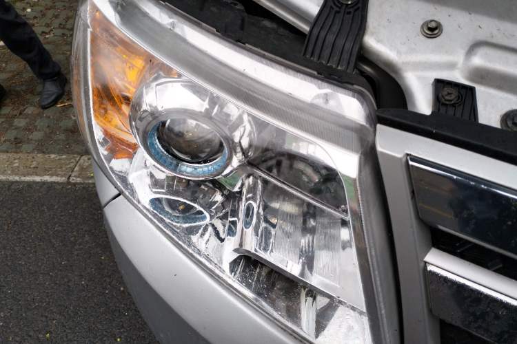 Used Dongfeng Yufeng 2021 2.3T Power King Front-Drive Logistics Van Long Wheelbase Mid-Roof 6–9 Seats China VI Standard M9T Right Front Headlight