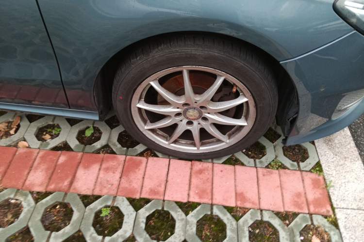 Used Mercedes-Benz B-Class 2015 B 200 Sport Edition Right Front Wheel Hub