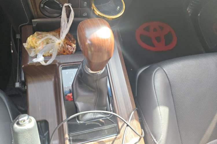 Used Toyota Prado 2018 3.5L Automatic TX-L Gear Lever