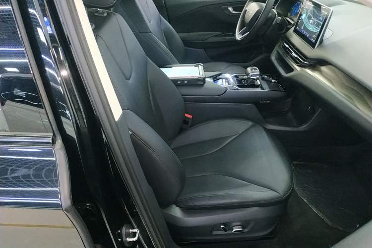 Used Hongqi E-QM5 2022 431 km Charge & Enjoy Edition Right Front Seat