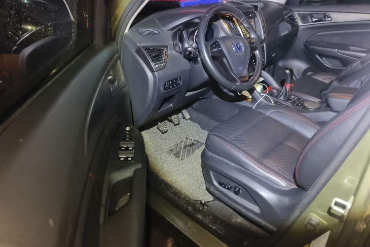 Used CHANGAN CS75 2014 2.0L Manual Leading Version China IV Standard Driver Seat