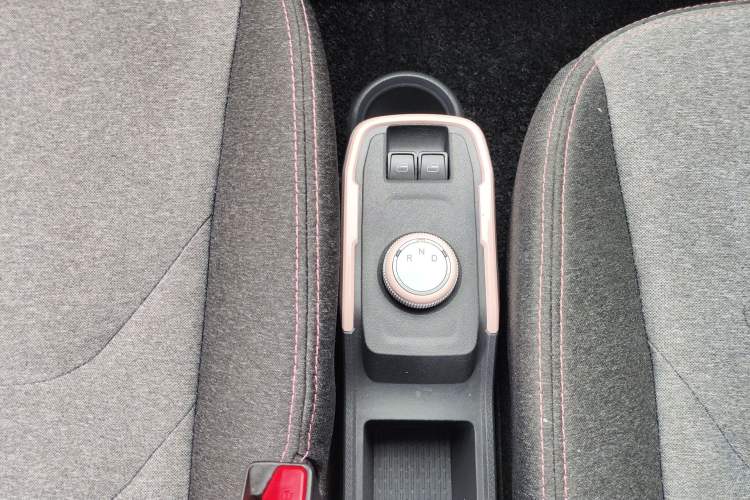 Used Chery QQ Ice Cream 2022 170km Sundae Phosphate Lithium-Ion Gear Lever