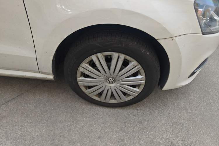 Used Volkswagen Polo 2016 1.6L Automatic Comfort Model Right Front Wheel Hub