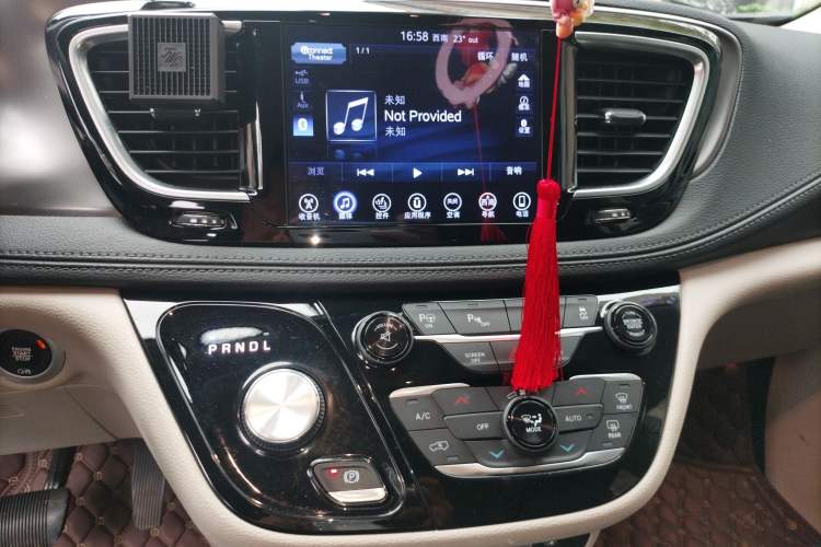 Used Chrysler Grand Voyager 2017 3.6L Premium Edition
