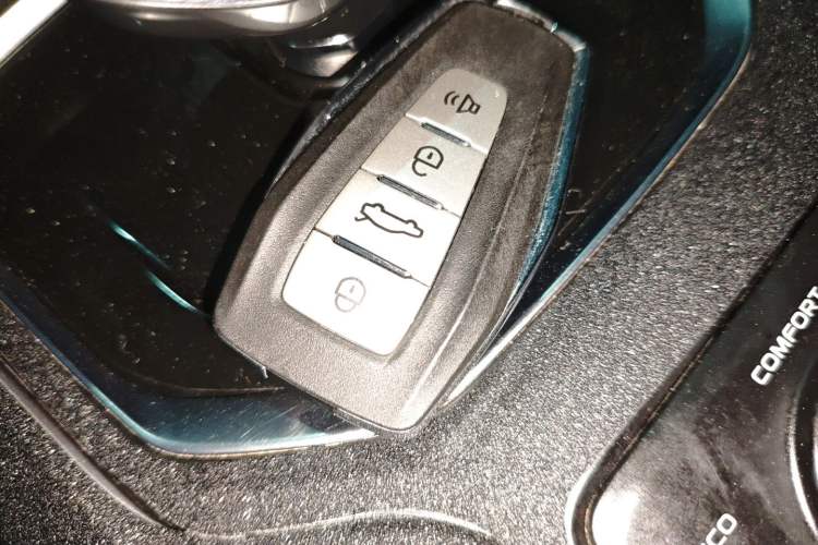 Used Geely Auto Haoyue 2022 1.8TD DCT Luxury 7-Seater Vehicle Key