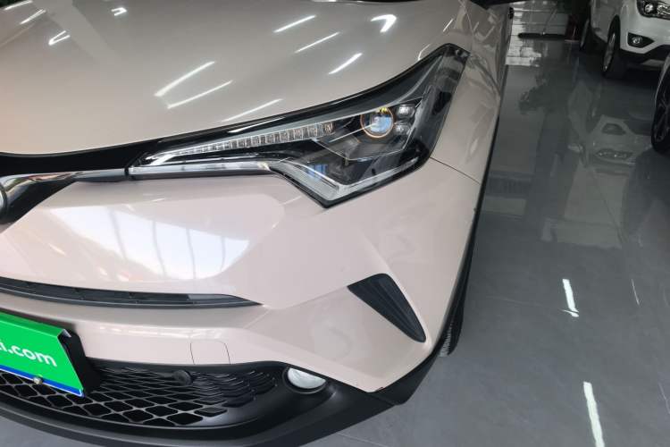 Used Toyota C-HR 2018 2.0L Luxury Sunroof Version China VI Standard
