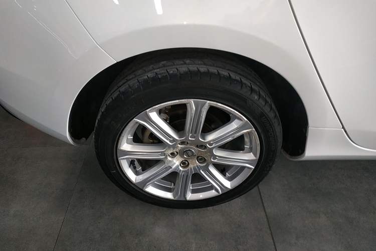 Used Volvo V40 2019 T3 Smart Luxury Edition Right Rear Wheel Hub