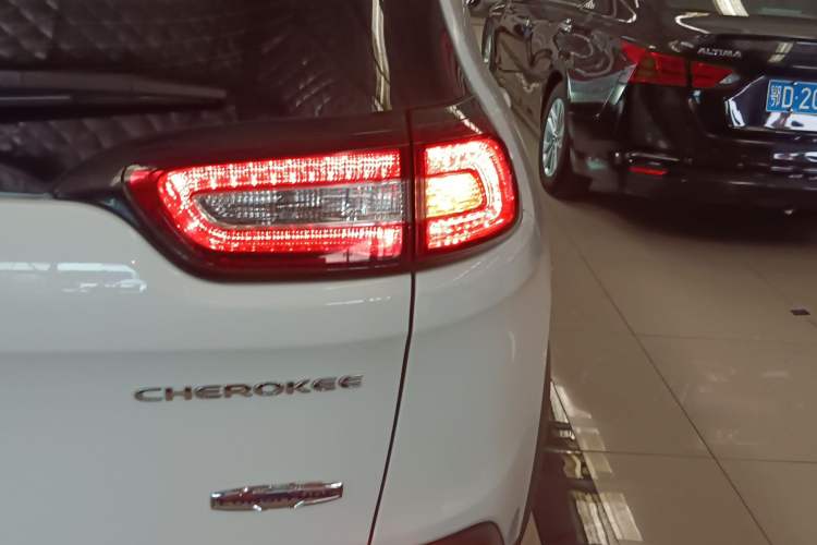 Used Jeep Cherokee 2016 2.0L Superior Edition

