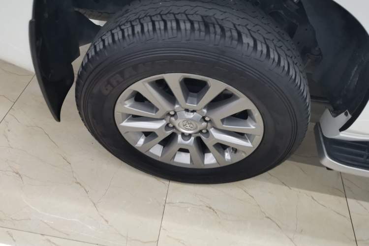 Used Toyota Prado 2018 3.5L Automatic TX-L with Rear-Mounted Spare Tire Right Rear Wheel Hub