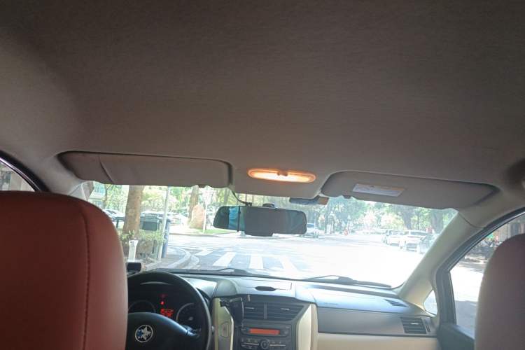 Used Venucia R50 2013 1.6L Automatic Fashion Edition
