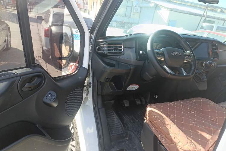 Used JMC Fushun 2022 2.0T Manual Multi-Function Passenger Vehicle Short Wheelbase Mid-Height Roof 6-Seater