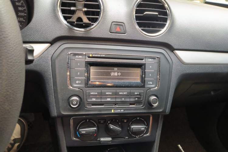 Used Volkswagen Jetta 2015 Value Edition 1.6L Automatic Comfort Version Audio And AC Panel