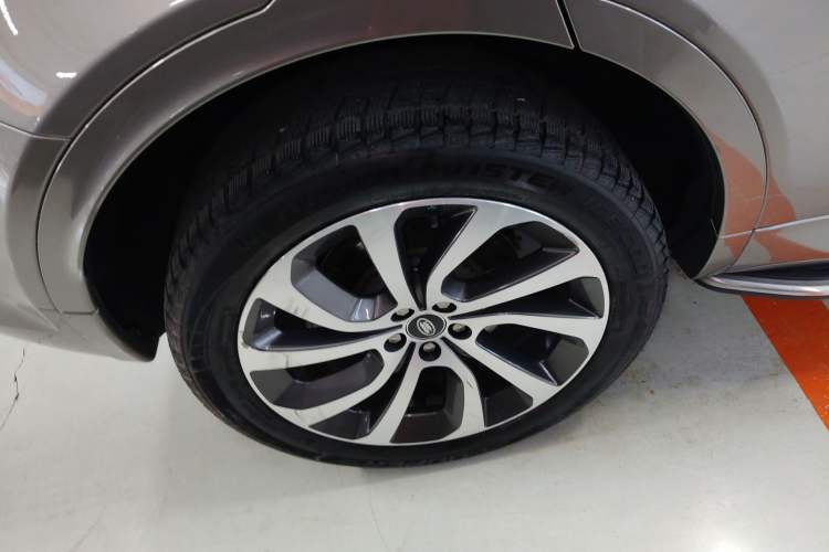 Used Land Rover Discovery Sport 2022 249 PS Metropolitan Edition 5 Seats Right Rear Wheel Hub