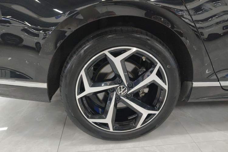 Used Volkswagen Magotan 2023 2 Million Units Limited Edition 330TSI DSG Leading Version Right Rear Wheel Hub