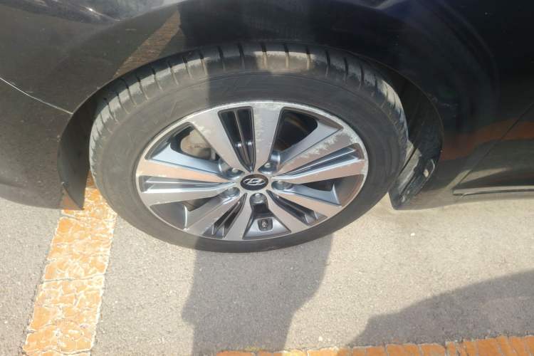 Used Hyundai Mistra 2014 1.8L Automatic Deluxe DLX Model Left Front Wheel Hub