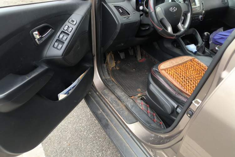 Used Hyundai ix35 2015 2.0L Manual Two-Wheel Drive Comfort Version China IV Standard Driver Seat