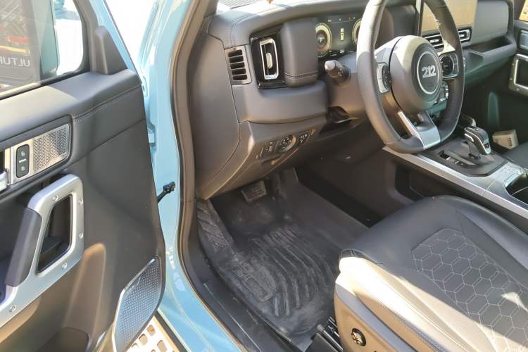 Used 212 T01 2025 2.0T Changfeng Driver Seat