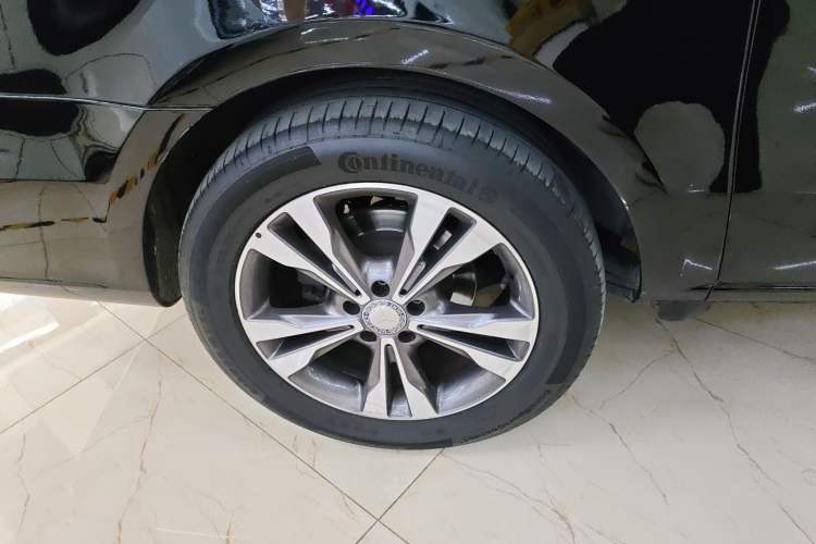 Used Mercedes-Benz V-Class 2017 V 260 Avantgarde Edition Right Rear Wheel Hub