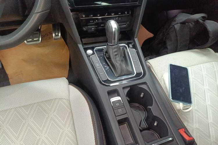 Used Volkswagen Magotan 2023 2 Million Units Commemorative Edition 330TSI DSG Luxury Version Gear Lever