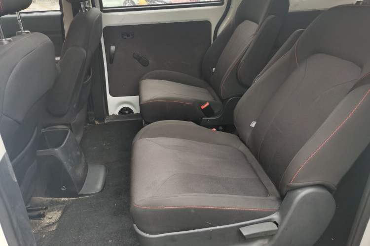 Used Dongfeng Fengon 380 2022 1.5L Comfort-Class Passenger Vehicle (Steel Spring) with 7 Seats

