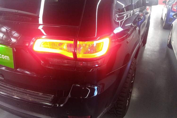 Used Jeep Grand Cherokee 2015 3.0L Comfort Navigation Edition Exterior 3