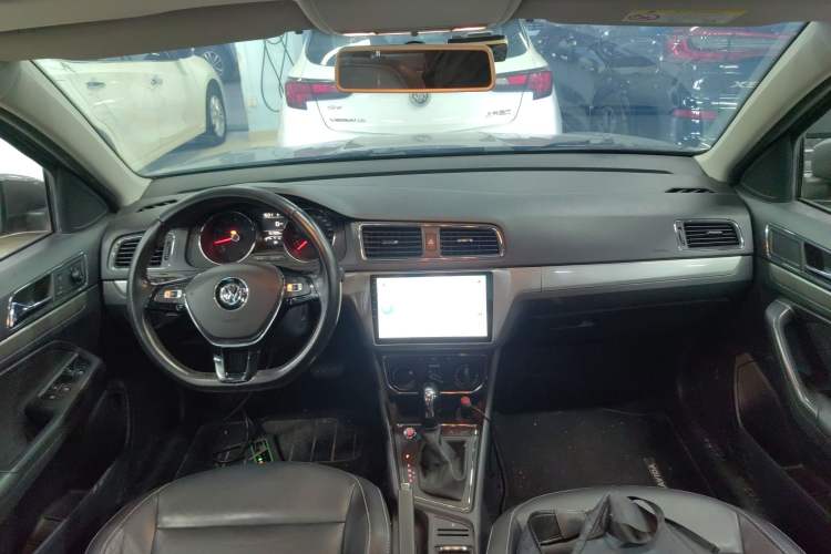 Used Volkswagen Lavida 2017 1.6L Automatic Comfort Edition Center Console