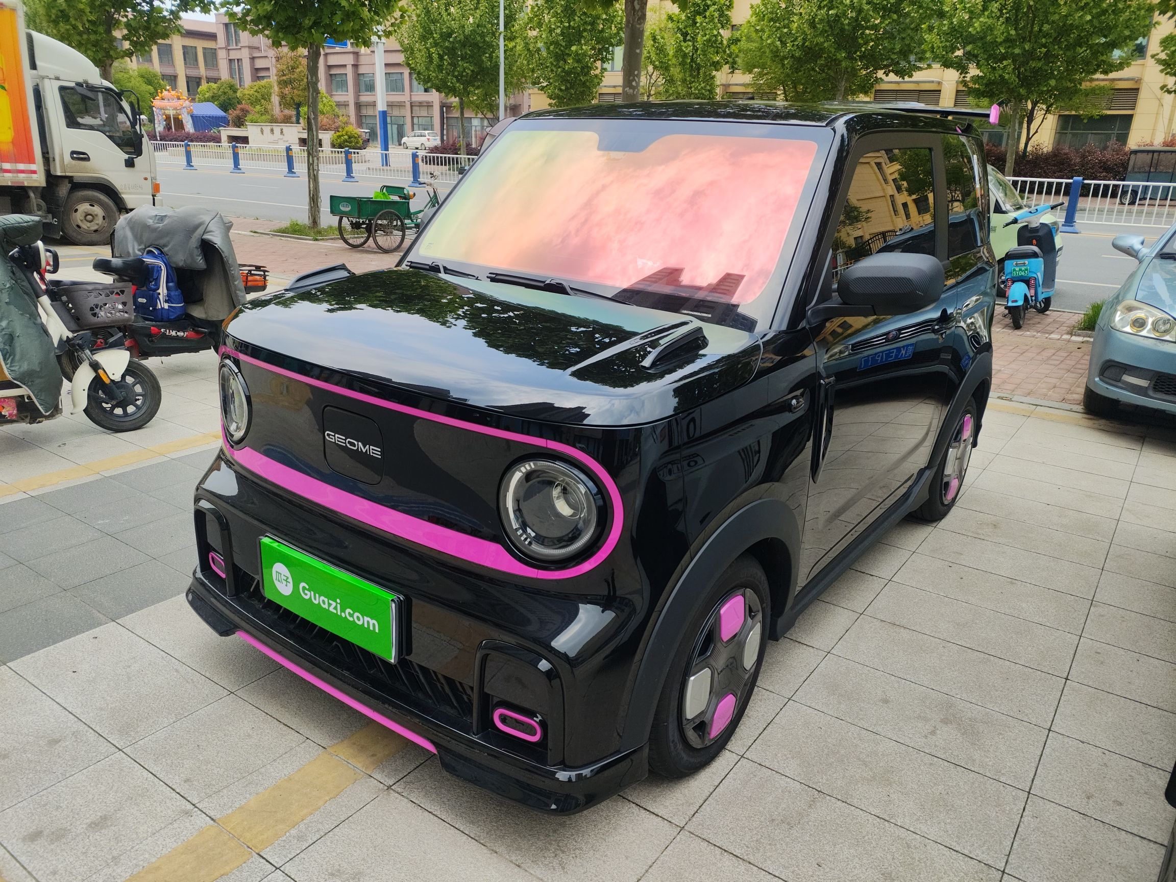 تحت مقدمة السيارة