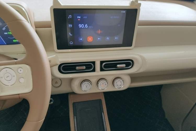 Used Wuling Hongguang MINIEV 2024 3rd Generation 215km Advanced Version Audio And AC Panel