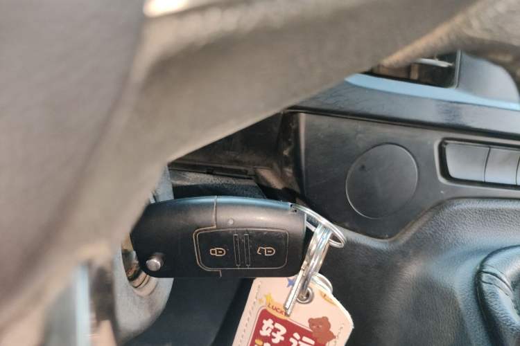 Used JMC Fushun 2023 2.0T Manual Short-Wheelbase Mid-Roof Commercial Van Transporter 2/3 Seats