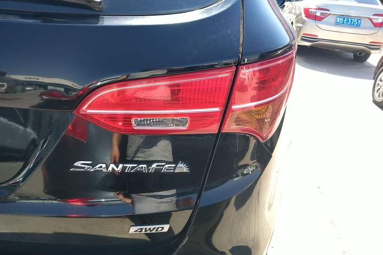 Used Hyundai Santa Fe 2015 2.0T Automatic All-Wheel Drive Smart Version 5 Seats Right Rear Taillight