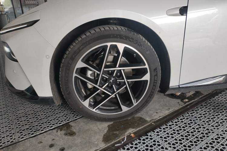 Used XPeng P7+ 2024 Ultra-Long Range Max Left Front Wheel Hub