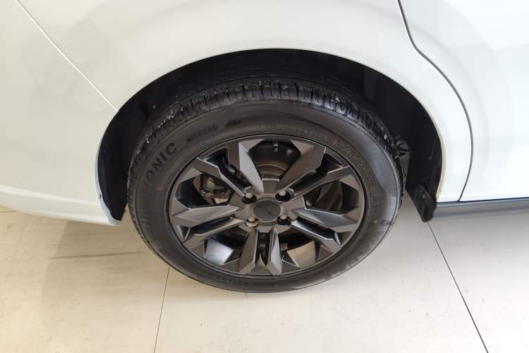 Used Dongfeng Aeolus Yixuan 2024 1.5L Automatic JingSu Edition Right Rear Wheel Hub