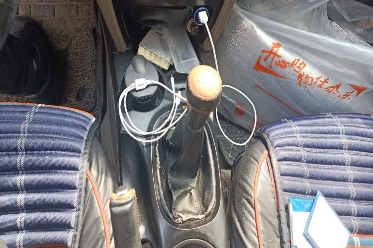 Used Huatai Santa Fe Classic 2012 2.0L Gasoline Manual Two-Wheel Drive with Sunroof Gear Lever