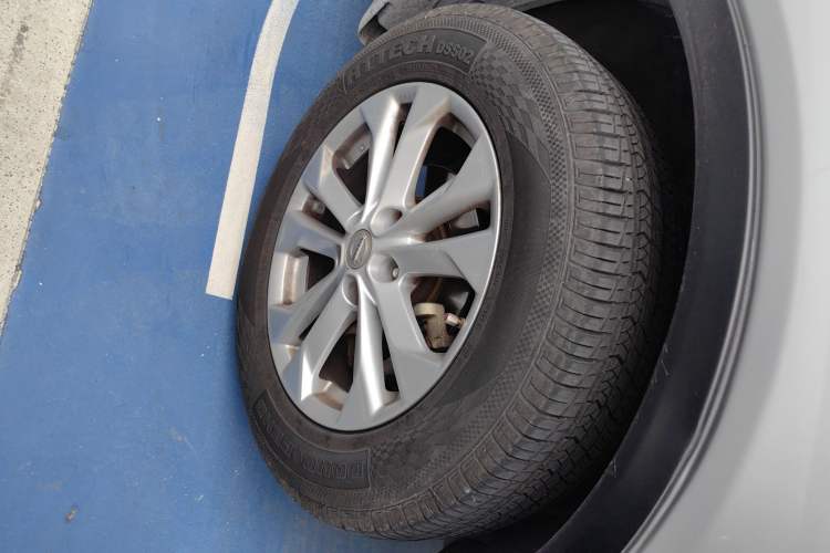 Used Nissan X-Trail 2015 2.5L CVT Leading MAX Edition 4WD Right Front Wheel Hub