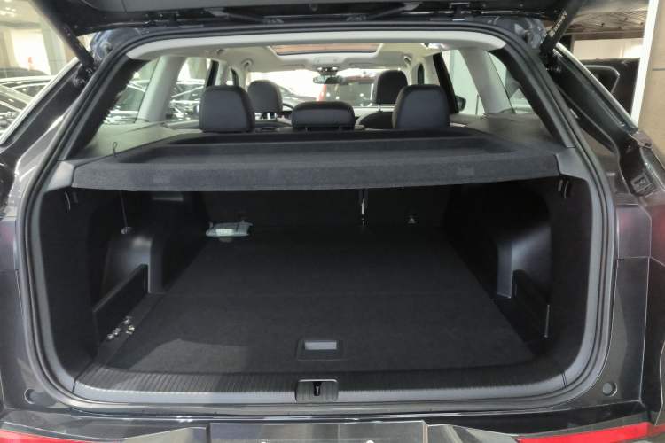 Used Volkswagen Tavendor 2024 380TSI All-Wheel-Drive R-Line Cruise Premium Edition Trunk