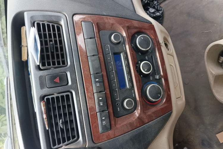 Used CHANGAN KAICHENG Ruixing M80 2018 1.5L Comfort Version Flat-Top Liftback 4G15S Audio And AC Panel