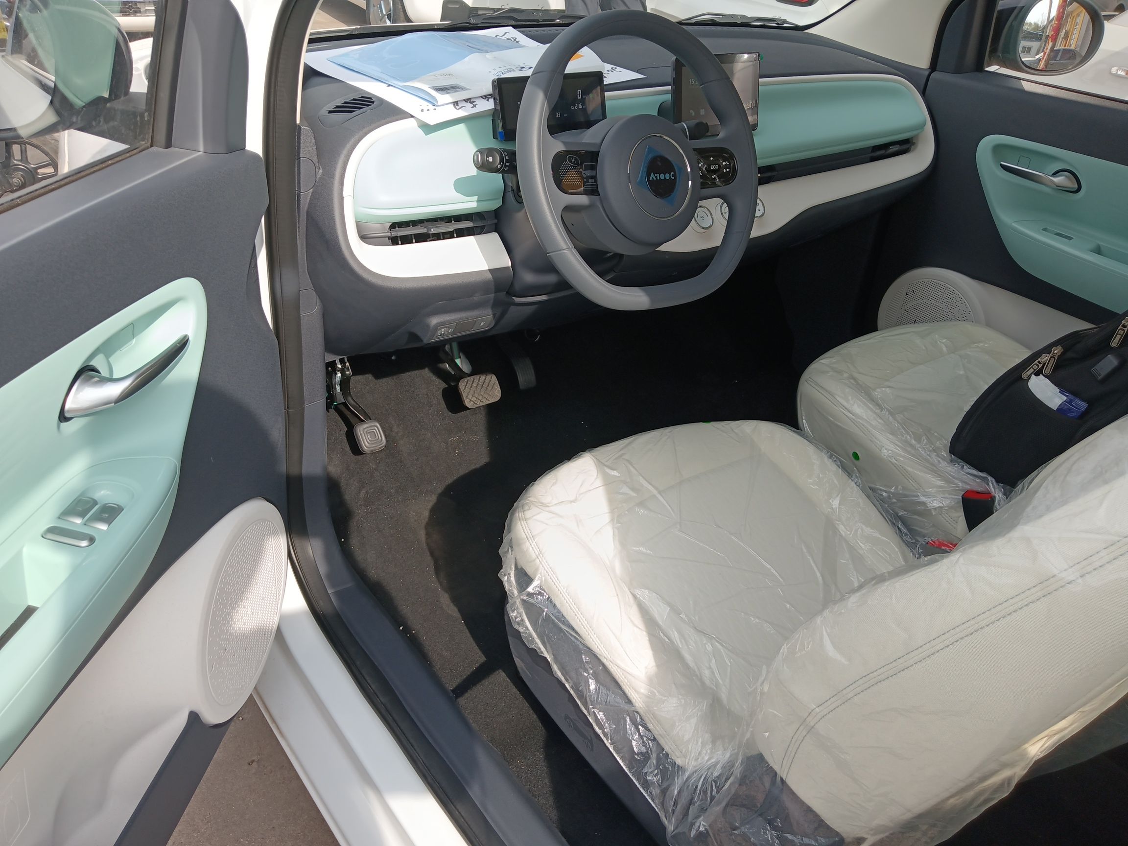 Переднее сиденье в автомобиле