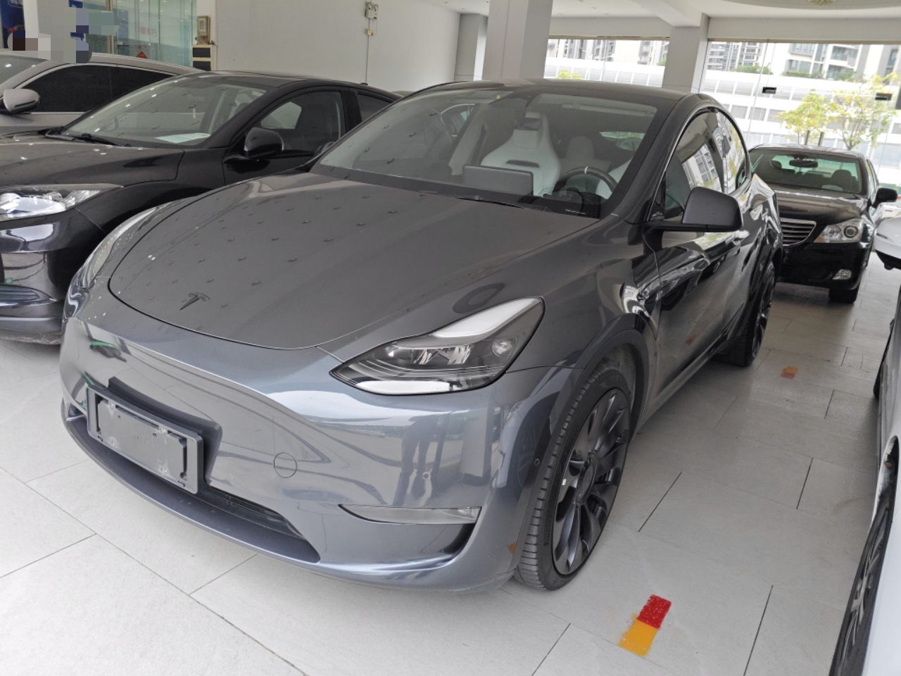 Под передней частью автомобиля