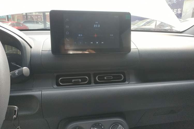 Used Wuling Hongguang New Energy 2025 Extended-Range Hybrid 50KM Comfort Version Audio And AC Panel