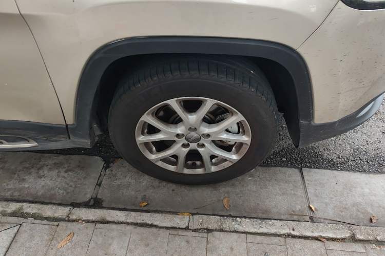 Used Jeep Cherokee 2017 2.0L Superior Edition Right Front Wheel Hub