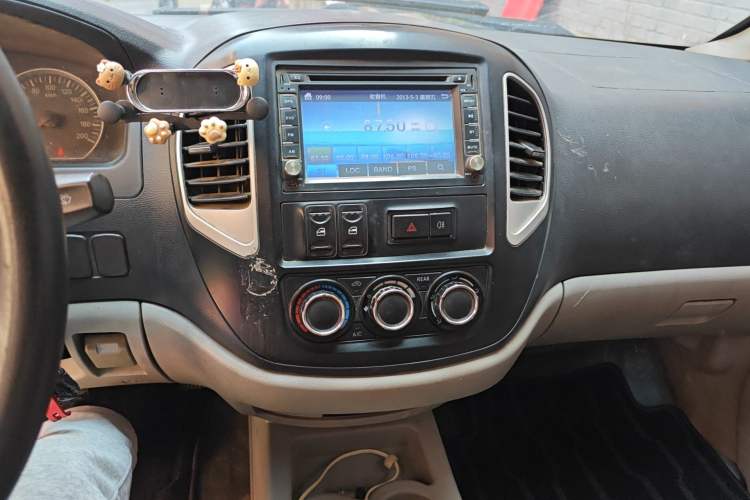 Used FORTHING Lingzhi 2015 V3 1.5L 5-Seater Special Offer Model Audio And AC Panel