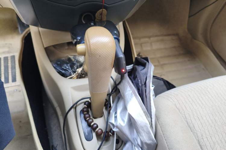 Used Nissan Livina 2010 Jingyue Edition 1.6L Automatic All-in-One Model Gear Lever