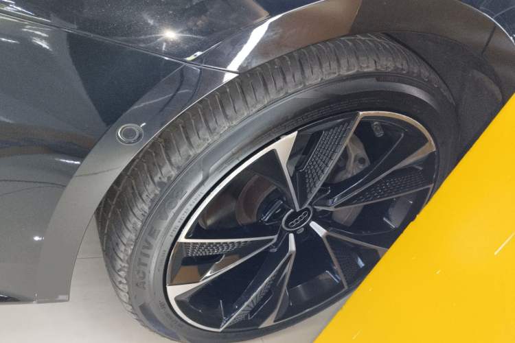 Used Audi A7L 2022 45 TFSI quattro S-line Wind Rider Left Front Wheel Hub