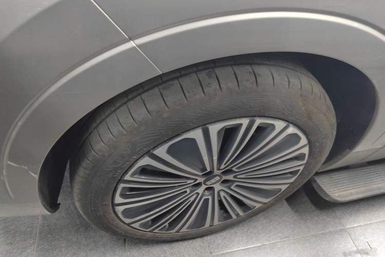 Used Geely Galaxy M9 2025 Model 210km Four-Wheel-Drive Leading Edition Exterior 4