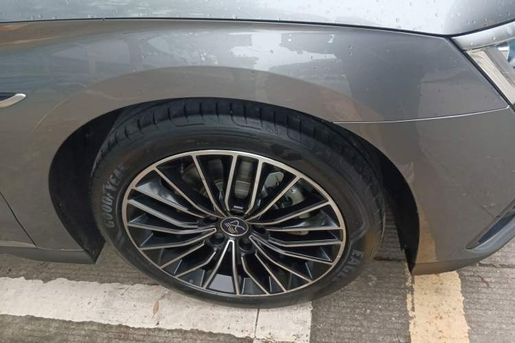 Used BYD Han 2024 DM-i Glory Edition 121KM Premium Model Right Rear Wheel Hub