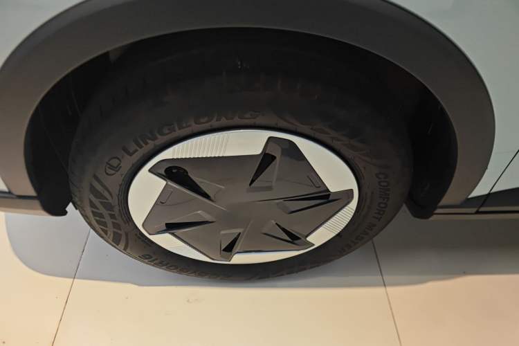 Used Geometry E Firefly 2024 301km Flowing Light Exterior 4