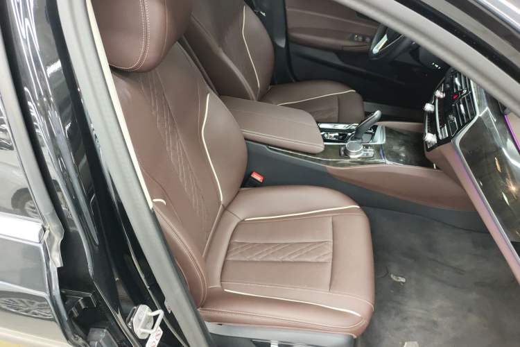 Used BMW 5 Series 2022 Second Facelift 525Li Luxury Package Right Front Seat