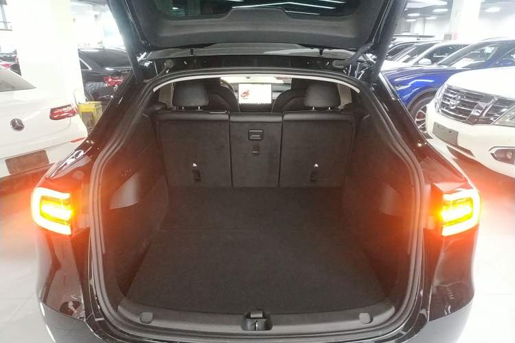 Used Tesla Model Y 2023 Long-Range All-Wheel-Drive Version Trunk