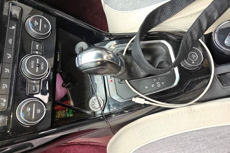 Used Volkswagen T-ROC 2018 280TSI DSG Four-Wheel Drive Luxury Version China V Emission Standard Gear Lever